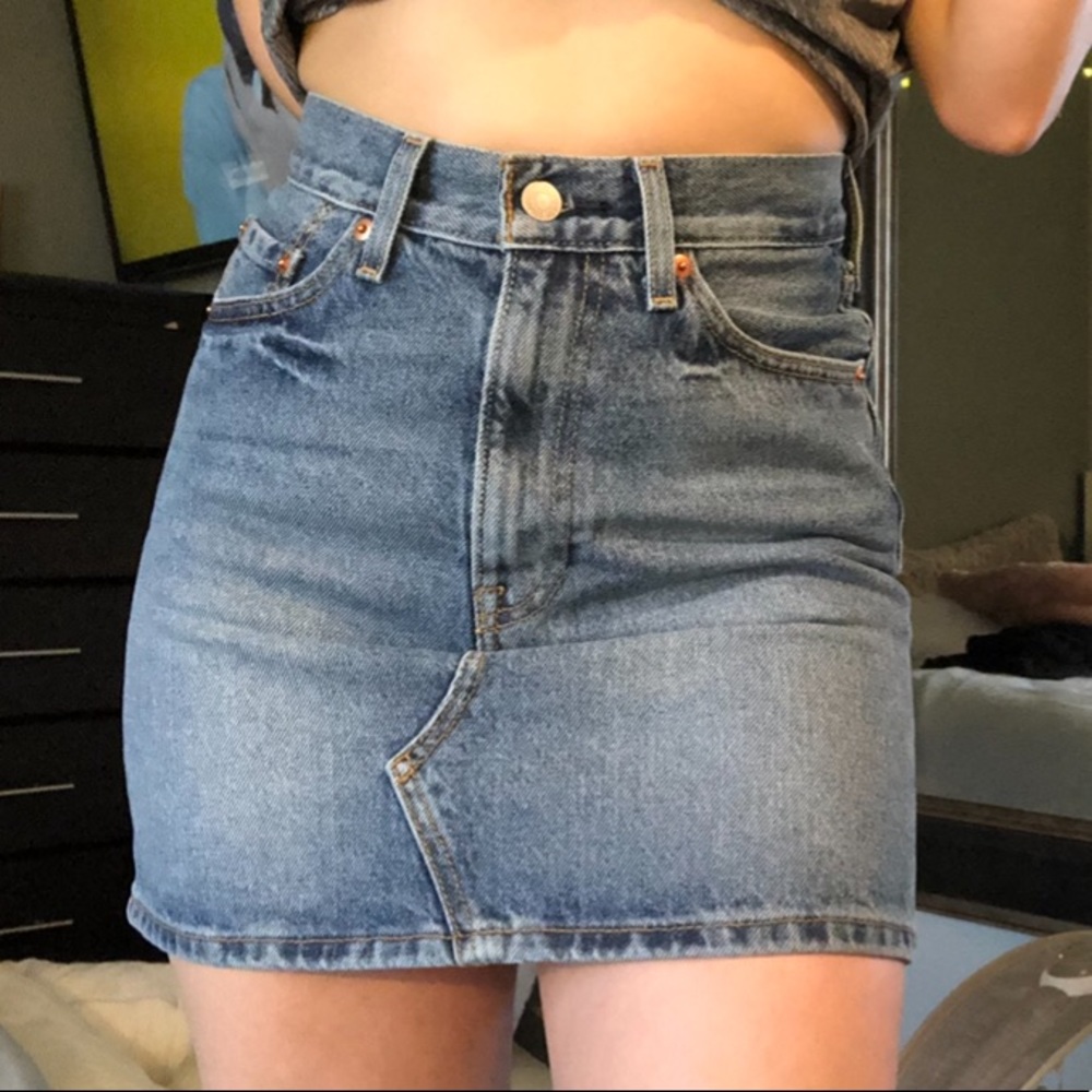LEVI DENIM SKIRT NWOT
